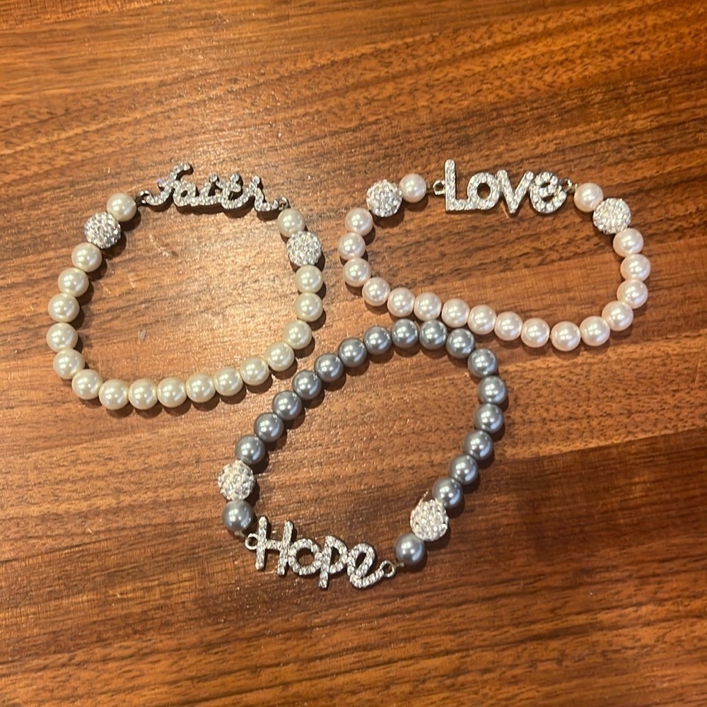 Women's Hope, Love & Faith Pearl Bracelet Set - Great condition